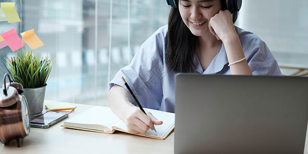 由于 covid 流行病 在家上学的白人可爱年轻女学生通过远程会议向学校老师学习虚拟互联网在线课程 男教师使用白板教授数学微积分背景图片