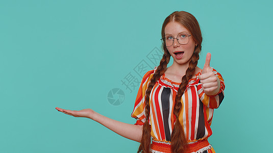 女孩在空地 商业文本广告区 货物促销空间复制版面上指空无处女学生欢呼孩子工作室彩票微笑惊喜优胜者女性手指图片