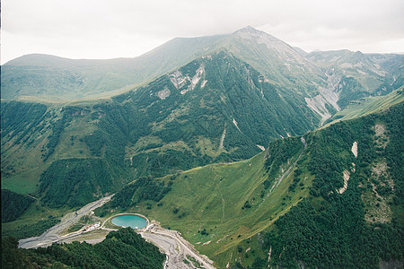 格鲁吉亚圆蓝山湖和绿色山峰 旧照片风格的雨底片Name( Gweund)图片