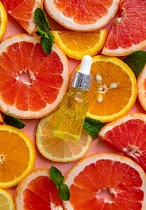 黄色背景的橙色基本油 有选择性的焦点疗法药品果汁芳香温泉横幅玻璃治疗皮肤香气图片