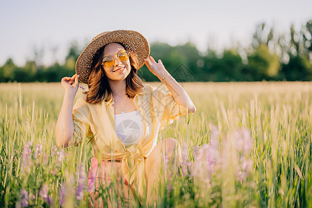 新鲜绿色麦田中戴着草帽的幸福女人的画像 草背景 惊人的自然 农田 种植谷类植物 戴眼镜的时尚女士卷发农业花朵女孩太阳光线化妆品稻图片