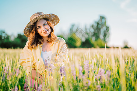 戴着草帽在新鲜麦田里摆姿势的乡村时尚女人的画像 草背景 令人惊叹的自然 生活方式 农田 种植谷类植物稻草幸福旅行女性粮食大自然场图片