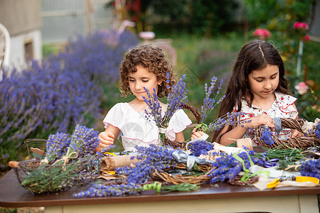 女孩把自制的熏衣草花圈做成装饰品爱好花园丝带装饰紫色小袋工艺桌子香水衣柜图片