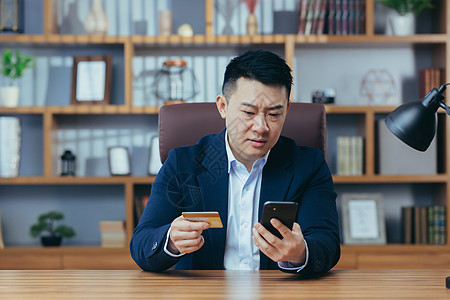 试图在网上商店购物的亚洲商务人士 一名男子未能发布规则支付男性用户信用卡账单购物者商业破产危机信用图片