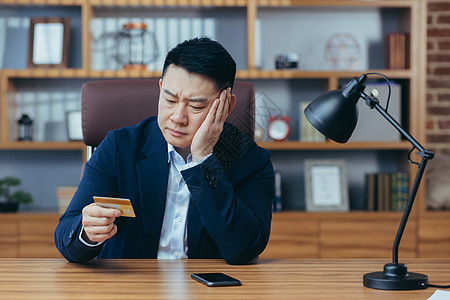 试图在网上商店购物的亚洲商务人士 一名男子未能发布规则人士损失危机预算商务银行用户信用男性债务图片