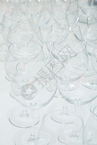 餐桌设置 许多玻璃透明的杯子用于葡萄酒和香槟商业派对茶点酒吧环境用餐反射餐饮液体婚礼图片