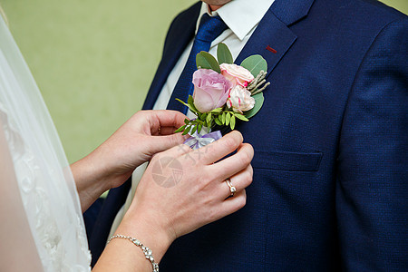 婚礼当天 新娘和新郎拥抱头发订婚玫瑰已婚幸福纽带庆典接待轿车花束图片
