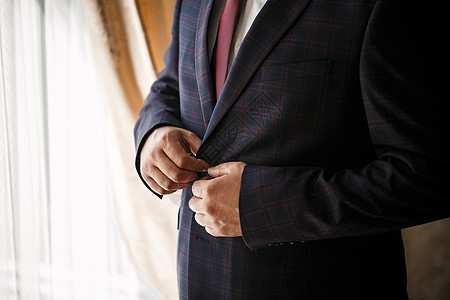 时尚新郎在夹克上扣纽扣衬衫衣服男性办公室奢华商务男人人士成人老板图片