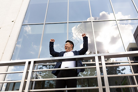 亚洲商务人士老板站在他办公室中心附近 在阳台的阳台上 从事深色生意天空自由经理职业微笑胜利工人商务成功金融图片