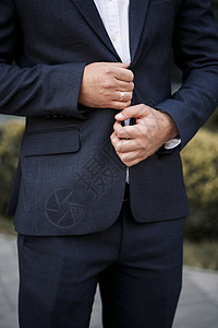 时尚新郎在夹克上扣纽扣男性领带工作男人衬衫奢华商务套装婚礼人士图片