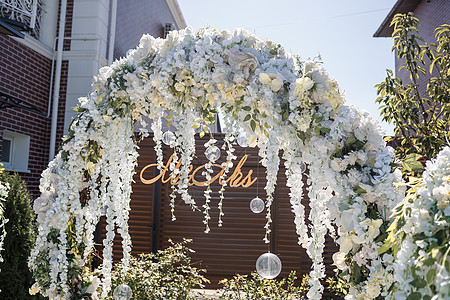 新婚夫妇结婚仪式的 美美拱门结了婚环境乡村花束风格夫妻新娘庆典婚礼派对横幅图片
