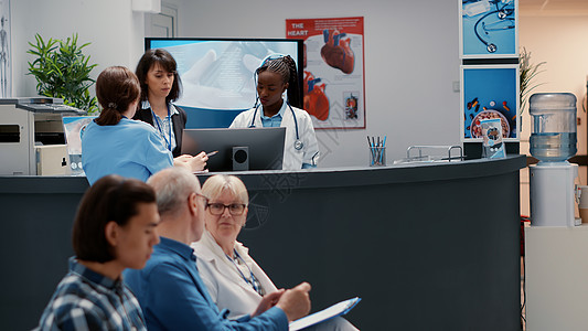 在医院接待柜台工作的女雇员 女雇员图片