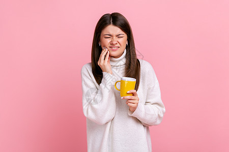 患黑发病的妇女饮了热或冷饮 口腔之后 牙齿很敏感图片