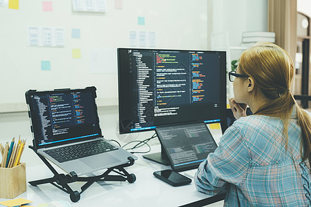 程序员是编码和编程软件桌面电脑屏幕应用开发商语言互联网安全笔记本软件工程师图片