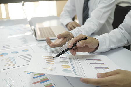 企业人员团队正在思考和分析战略的制定过程 并进行相关分析商业统计营销利润投资技术平衡账单资金经济图片
