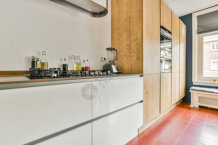 餐厅附近的现代厨房 公寓式家庭炊具橱柜排气餐具住宅天花板饭厅内阁财产图片