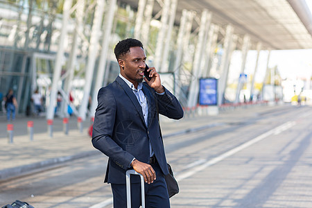 非裔美国人在机场附近用手机交谈时 商务人士到场了生意人到了商业电话男人办公室成人旅行职业城市人士成功图片