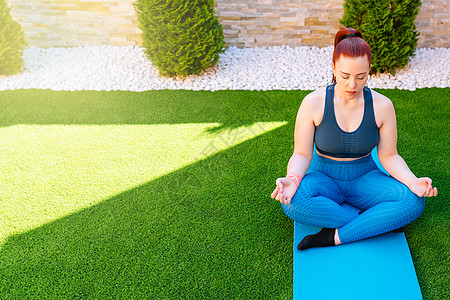 女性在露天练习冥想 放松锻炼 做莲花姿势 复制空间 健康和福祉概念;妇女可自由活动图片