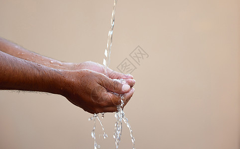 水是自然 生命 生存的驱动力 一个无法辨别的男性 在外表的水流下洗手图片