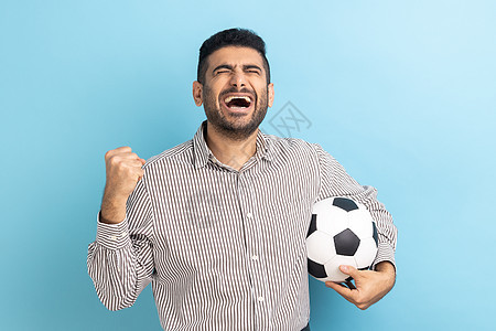 兴奋的商务人士大喊大叫 欢庆最爱的足球队胜利 开口大声疾呼图片