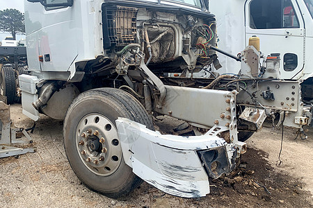 一辆废弃的卡车在垃圾场 一辆白色卡车在路上发生正面碰撞后发动机和保险杠被毁坏 大破汽车在汽车垃圾场图片