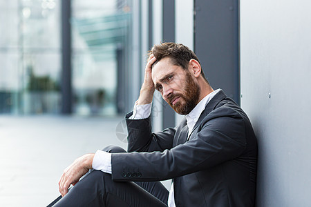 住在户外街边的工人男子在正式起诉中感到悲哀和沮丧的企业家套装工作雇主经理破产男性城市危机员工白领图片