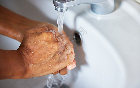 把健康放在首位 一次洗一次 一个面目全非的男性在家里用洗手盆洗手图片