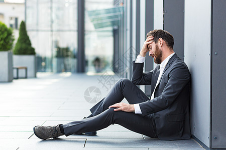 住在户外街边的工人男子在正式起诉中感到悲哀和沮丧的企业家办公室压力商业工作破产男性生意人白领城市危机图片