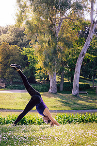 在公园户外做瑜伽锻炼的妇女运动员冥想饮食活力运动娱乐专注身体女性平衡图片