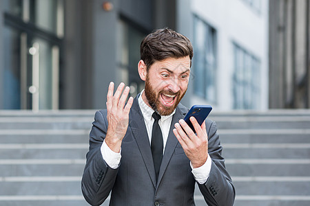 愤怒的男商务人士哭着在电话里对着外面的生意人喊叫商业企业家讲话经理男人办公室管理人员公司员工套装图片