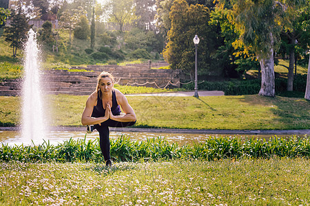 做自然瑜伽锻炼的年轻妇女饮食冥想训练娱乐运动员平衡女孩专注活力姿势图片