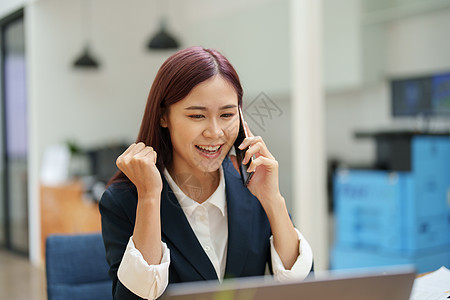 商务人士用智能电话联系合伙人 成功的概念和成功的概念手机微笑电脑金融企业家商务走廊创造力喜悦享受图片