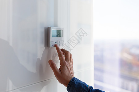 公寓和办公室的空调和供暖控制板位于白墙上 a 办公用加热家庭温度展示温度计环境控制器控制调节器活力图片