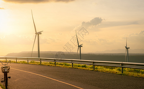 风能 风力 可持续的可再生能源 风力涡轮机发电 蓝天山上的风车农场 绿色科技 可再生资源 可持续发展太阳栅栏生态涡轮目标技术沥青图片