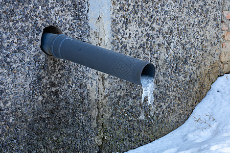 房子的水管 里面有冰冻的冰块冰川雨水天气流动冷却寒冷城市住宅冰柱天沟图片