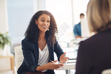 采访一位快乐 兴奋和自信的人力资源经理 与一位工作的入围候选人交谈 年轻女商务人士在办公室与同事或同事会面图片