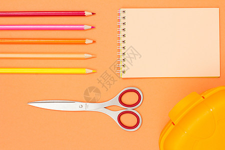 粉红色背条彩色铅笔 剪刀 笔记本和午餐盒图片