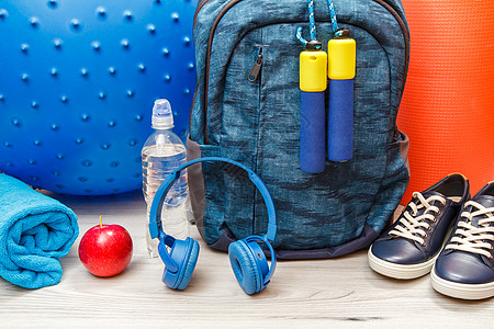 会议室地板健身用不同工具 房间背包绳索毛巾蓝色运动员俱乐部耳机瓶子运动鞋白色图片