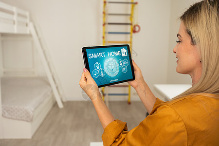 在家使用智能屏幕 自动化家庭系统的妇女控制互联网房子快门厨房监控电脑活力技术女性图片
