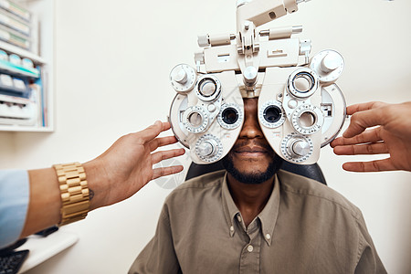 帮助顾客看更好的一次眼部测试 一名验尸师用光谱阻断器检查她的病人眼睛图片