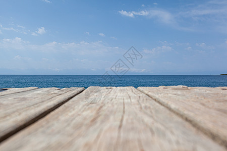 蓝海上方码头的木板 在水面顶端海滩晴天假期甲板地平线天空海洋地面木头热带图片