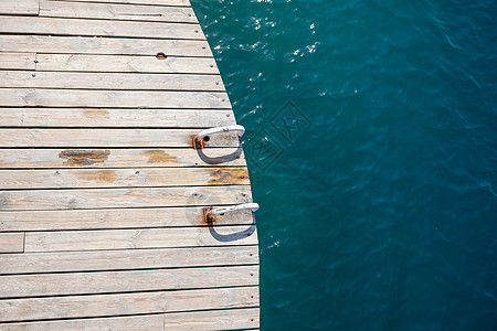 蓝海上方码头的木板 在水面顶端蓝色海洋平台热带海滩天空木头旅行地平线旅游图片