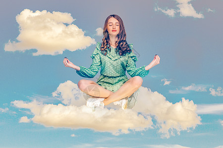 穿着衣服的年轻女人在天空中飞翔和放松图片