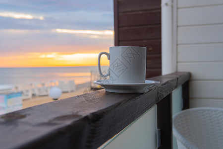 海上旅行咖啡杯背景 沙滩茶杯 蓝色的海洋茶叶 用于设计和生活方式的饮料艺术摩卡 室外休息图片