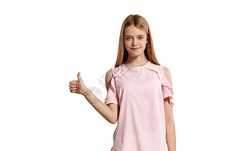 一个穿着粉红色T恤的漂亮金发女孩 穿着白色外衣被孤立在白背景上的片场肖像女士姿势教育拇指成人潮人孩子大学女性工作室图片