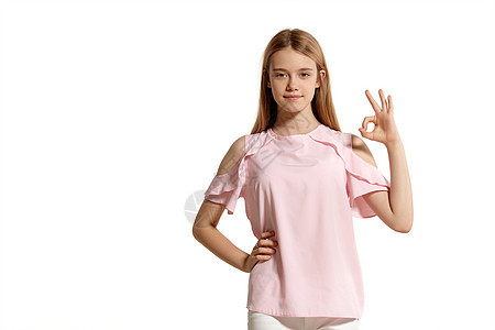 一个穿着粉红色T恤的漂亮金发女孩 穿着白色外衣被孤立在白背景上的片场肖像乐趣女士孩子情绪潮人姿势大学女性教育学生图片