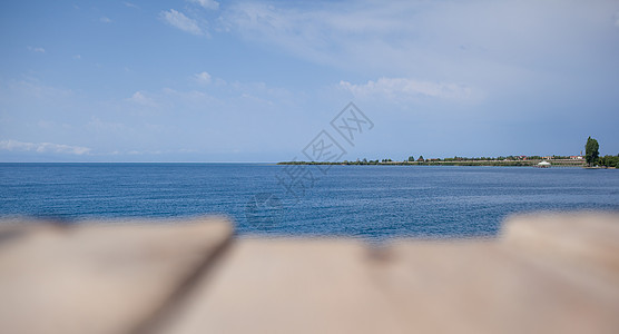 蓝海上方码头的木板 在水面顶端桌子平台地面海滩木头蓝色晴天旅游假期地平线图片