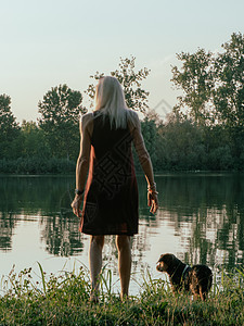 夏日在河岸的黄昏时 养狗放松 校对 Portnoy宠物国家朋友个性女士旅行娱乐孤独伴侣游客图片