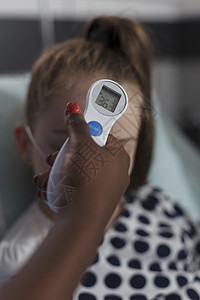 近距离拍摄的非裔美国护士 测量生病的小女孩身体体温图片