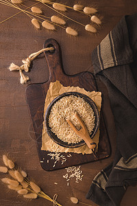 黄米在铁制顶顶上食物植物厨房粮食美食农业木头陶瓷饮食木板图片